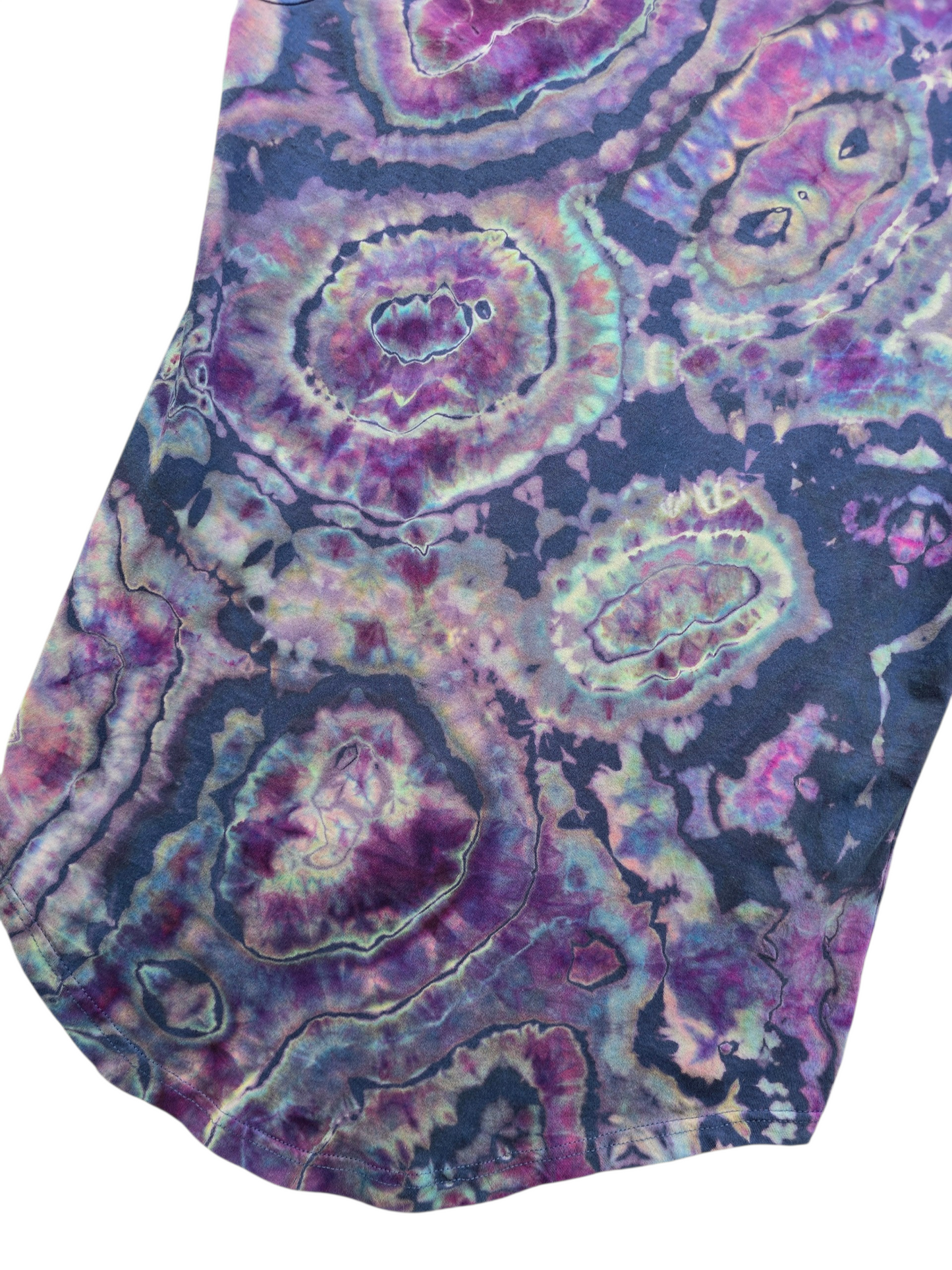 Curved hem reverse geode
